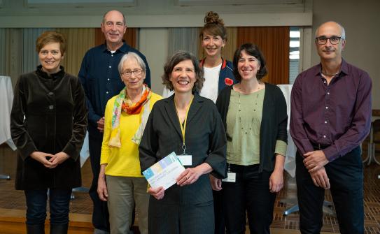 v.l.: Christine Althaus, Leitende Pflege Lindenhofspital, Andreas Minder, Lindenhofgruppe, Magdalena Fankhauser, ehem. Pflege Lindenhofspital, Sabin Zürcher, Leitende Fachentwicklung Pflege, Kathrin Tackmann, Abteilungsleiterin Pflege, Sabin Bigler, Pflegeexpertin Lindenhofgruppe, This Wachter, Produzent