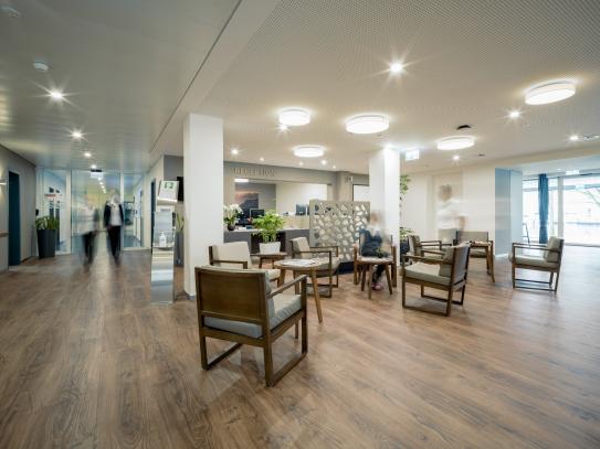 Warme Töne, geräumig und doch einladend – der neue Empfangsbereich des Sonnenhofspitals.