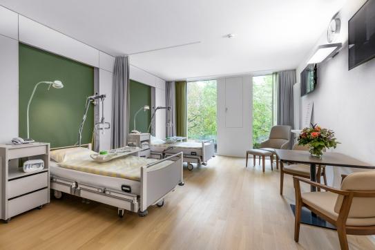 Hochwertig, modern, warmes Ambiente – die neuen Halbprivat/Privat-Zimmer des
Sonnenhofspitals erhalten Bestnoten von Patientinnen und Patienten.