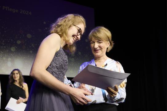 Andrea Krähenbühl, Dipl. Pflegefachfrau Abteilung Onkologie Lindenhofgruppe, und Christa Haller Thie, Verantwortliche Ausbildung Lindenhofgruppe, bei der persönlichen Preisübergabe.