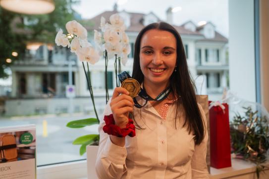 Louisa nach ihrer erfolgreichen Teilnahme an den Berufs-Weltmeisterschaften SwissSkills in Lyon und ihrer «Medaillon for Excellence».
