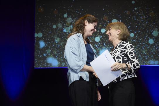 Katja Lisa Reist, Pflegefachfrau FH in Teilzeitausbildung, und Christa Haller Thie, Verantwortliche Ausbildung Lindenhofgruppe, bei der persönlichen Preisübergabe.
