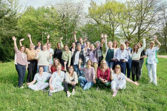 Seit 1995 unterstützen Fachpersonen des Pflegepools die Teams in der Pflege. Aktuell zählen dazu etwa 70 Personen. Sie leisten einen entscheidenden Beitrag zur Qualität der Lindenhofgruppe. Für Patientinnen und Patienten, aber auch für die Mitarbeitenden. 