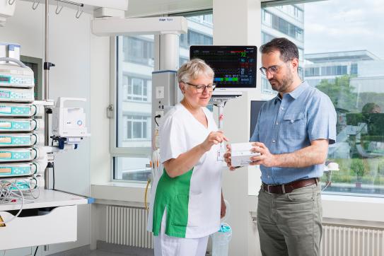 Yvonne Seiffert, dipl. Expertin IPS und Caspar Breitenstein, Bereichsleiter Medizinische Applikationen