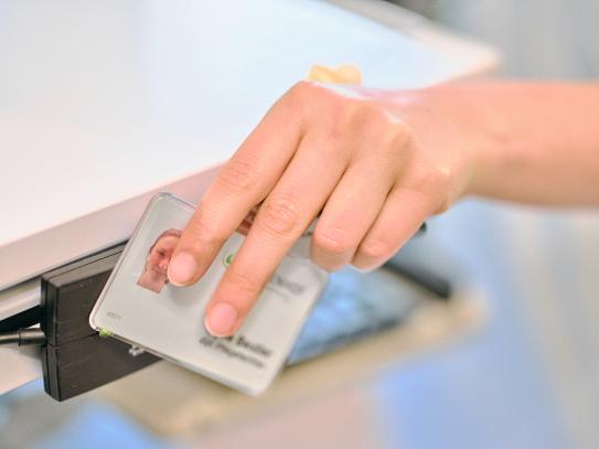 Der Badge-Login: eines von vielen Beispielen, wie unterschiedlich die Digitalisierung den Arbeitsalltag effizienter und einfacher gestaltet.
